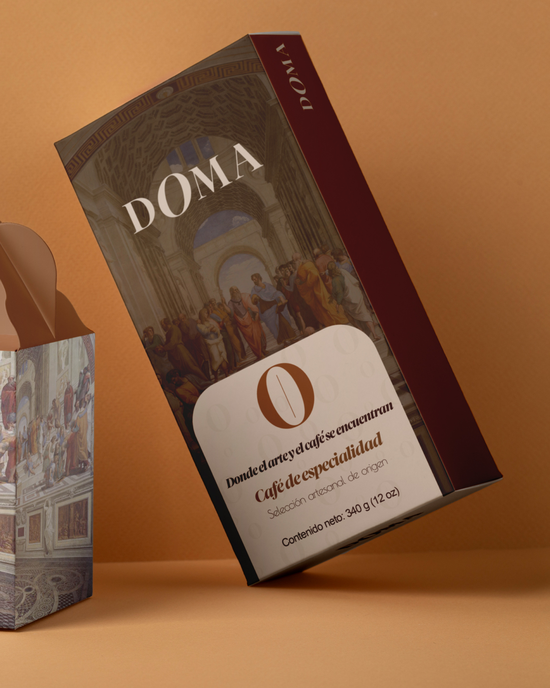 Empaque de café de especialidad DOMA de 340 g con el isotipo y La escuela de Atenas